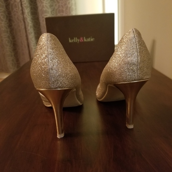 Gold shoes. - Picture 3 of 4